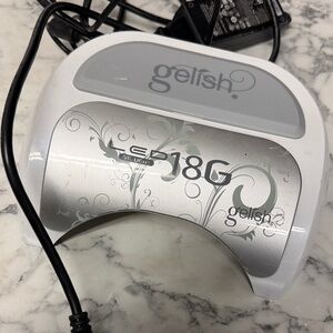 Gelish LED 18G Nail Lamp in White and Silver